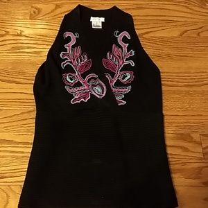 Sleevless Cache embroidered top